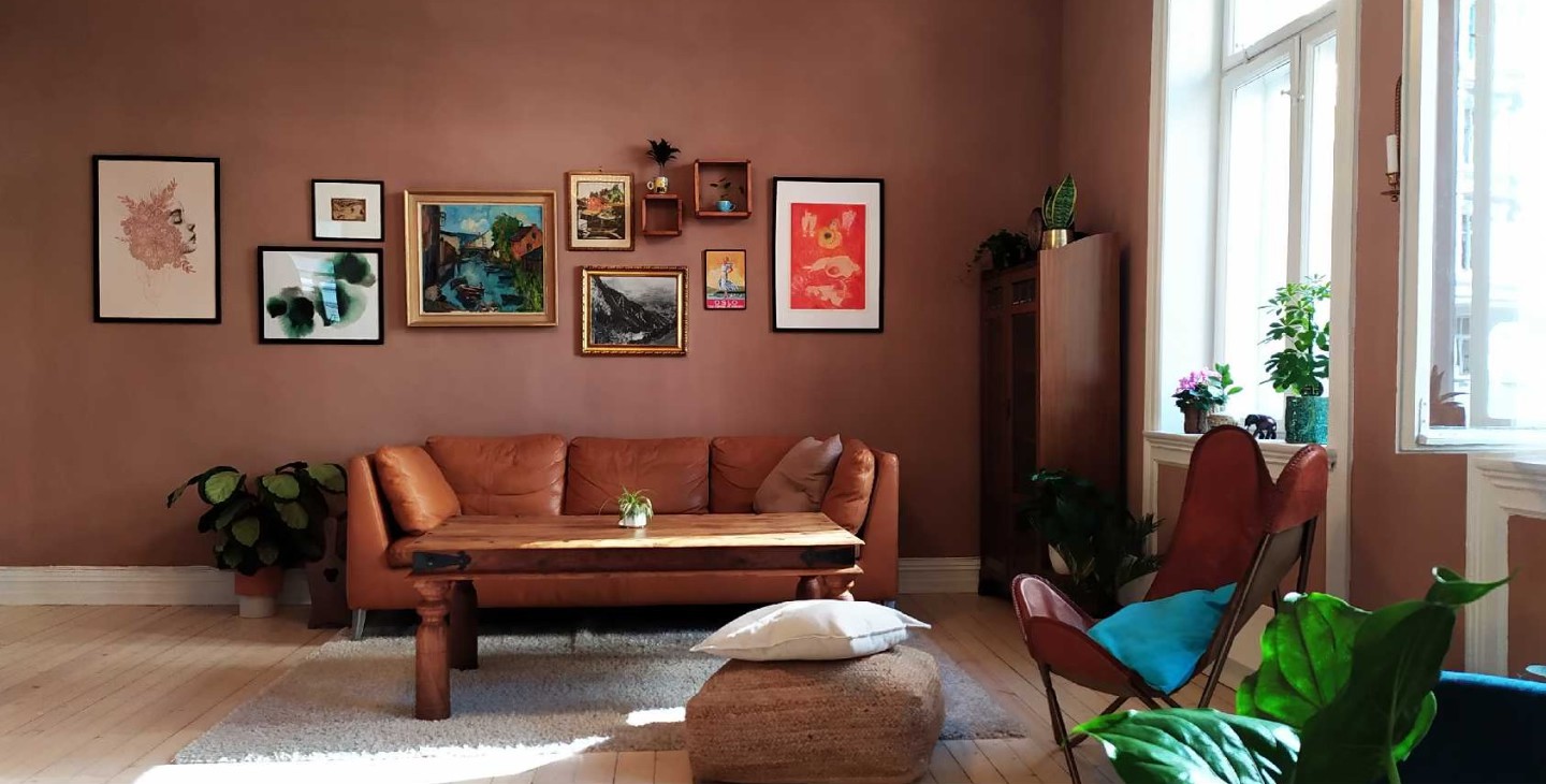 Moderne hus utvendig med nymalt panel